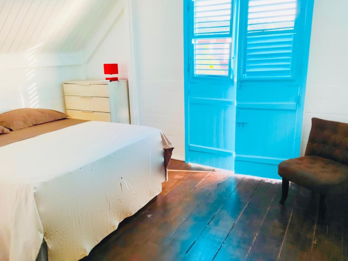 Location Maison Bleue Avec Piscine Privative Au Carbet Martinique Ле Карбе Екстериор снимка